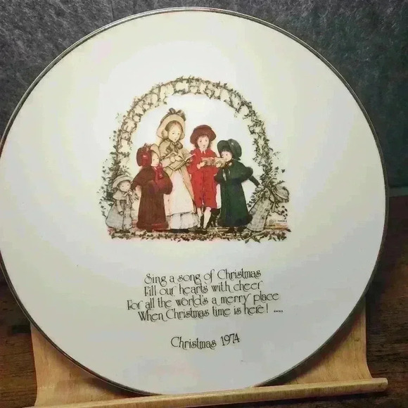 Vintage Holly Hobbie Christmas 1974 Sing A Song Porcelain Commemorative Plate - Picture 1 of 6